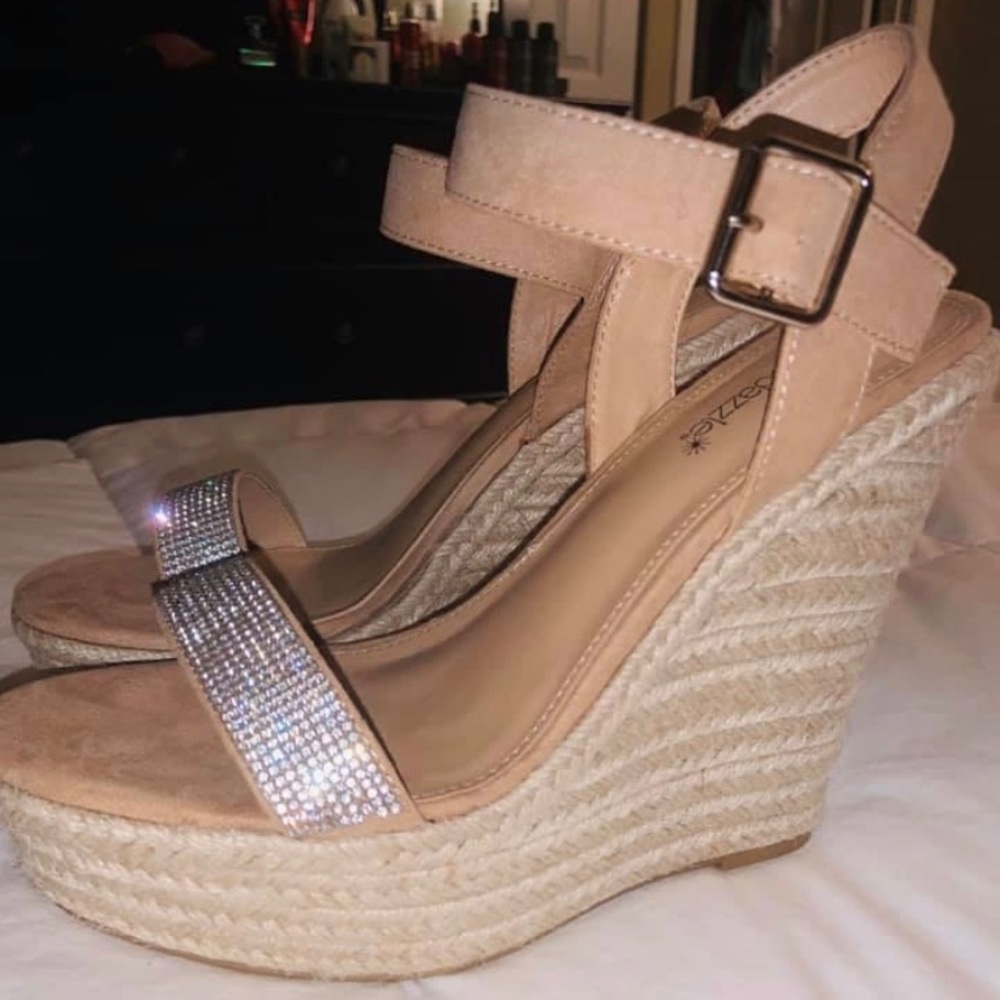Shoe Dazzle Wedges✨